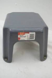 lot 182 image: Small Rubbermaid Step Stool