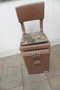 lot 190 image: Hunting Chair & Cooler