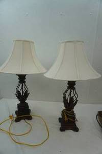lot 194 image: 2 Table Lamps 32 tall