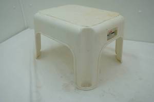 lot 198 image: Rubbermaid Step Stool