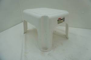 lot 199 image: Rubbermaid Step Stool