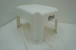 lot 200 image: Rubbermaid Step Stool