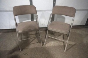 lot 260 image: 2 Padded Folding Chairs