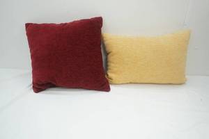 lot 270 image: Throw Pillows 2ct. Red and Cream.