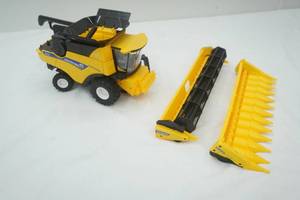 lot 276 image: New Holland CR8.90 Combine ERTL 164 Scale New Holland CR8.90 Combine