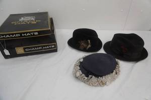 lot 284 image: Vintage Ladies Hats. 3ct, comes with box
