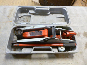 lot 23 image: Larin Hydraulic Floor Jack