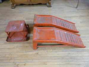 lot 24 image: Car Ramps and Stool