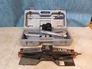 lot 26 image: 2 Floor Jacks