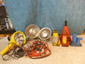 lot 33 image: Garage Lights and Jacks