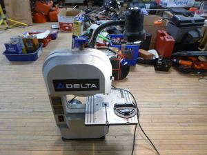 lot 34 image: Delta Band Saw