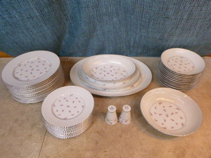 lot 140 image: Nagoya hokey Parisienne Dinneware