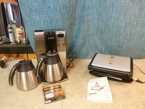 lot 141 image: 2 Small Kitchen Appliances