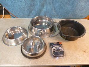 lot 212 image: 4 Pet FoodWater Bowls