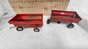 lot 180 image: Ertl Flare Boxes IH Red