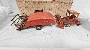 lot 189 image: Tru Scale Massey Harris Combine Harvester