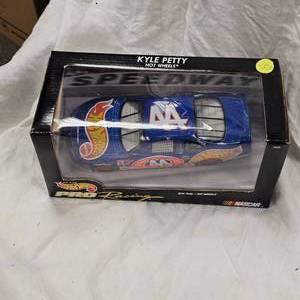lot 135 image: Hot Wheels 124 Hot Wheels Kyle Petty, #44