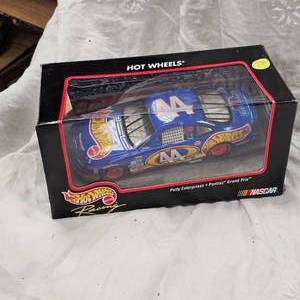 lot 138 image: Hot Wheels 124 Kyle Petty #44