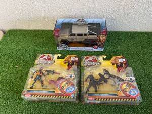 lot 24 image: Jurassic World Mercedes-Benz G 63 & Jurassic Park Figures