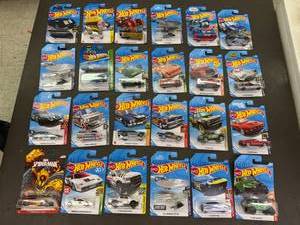 lot 28 image: 24 Hot Wheels