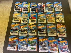 lot 29 image: 24 Hot Wheels