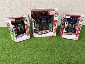 lot 45 image: Transformers Generations Netflix War of Cybertron