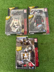 lot 47 image: Transformers Combiner Wars Wheeljack, Trailbreaker & Protectobot Groove