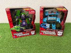 lot 49 image: Transformers Generations Megatron & Protectobot Hot Spot