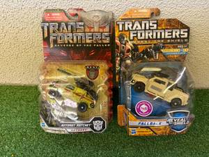 lot 92 image: Transformers Reveal the Shield Autobot Ratchet & Fallback