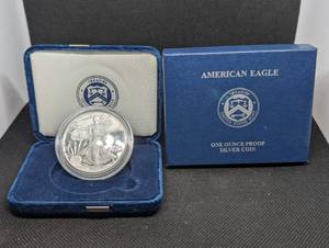 lot 86 image: United States Mint American Eagle Silver Proof Coin 2012 - 1 oz in Blue Presentation Box
