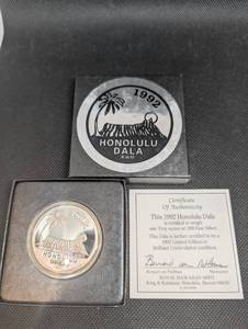 lot 115 image: Royal Hawaiian Mint Honolulu Dala 1992 1 oz .999 Fine Silver Coin - COA
