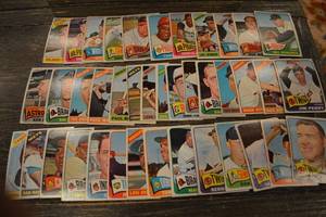 lot 209 image: Baseball Cards Lot - Vintage Multi-Team MLB Players