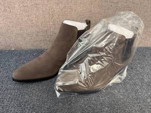 lot 16 image: Coach Suffolk Calf Suede - Size 10M