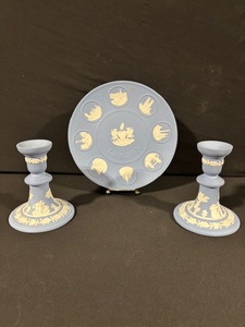 lot 29 image: Wedgwood London Landmarks Plate - 2x Candlesticks