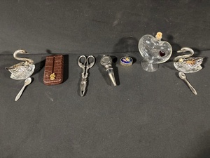 lot 36 image: 2x Glass Swan Figurines - Vintage Collectible Trinket Lot