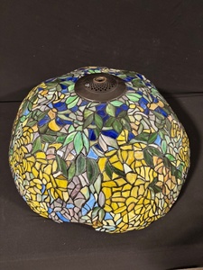 lot 59 image: Leaf Pattern Tiffany-Style Mosaic Glass Lampshade - 12-inch Diameter