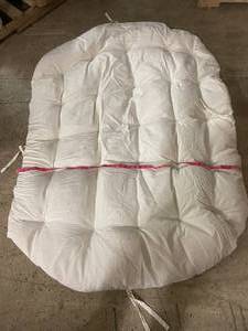 lot 80 image: White Tufted Mattress Pad 60x47 Inch with Ties