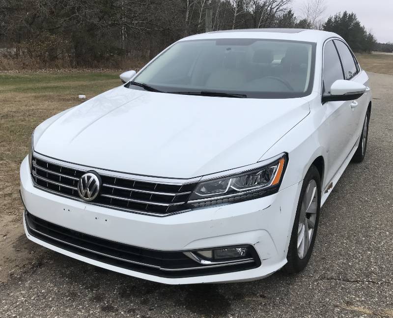 lot 2 image: 2018 Volkswagen Passat SE
