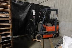 Toyota 5FGC15 Propane Forklift with Sideshift - 2700 Lb Capacity