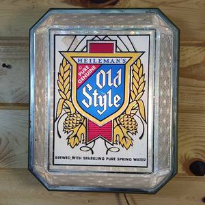 lot 21 image: Heileman Old Style Lighted sign � Works � Crystal cut glass illuminated Bar Display (plastic)