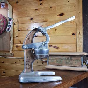 lot 38 image: Aluminum juice press � grapefruits, oranges, lemons, and pomegranates  Bala Brand #6