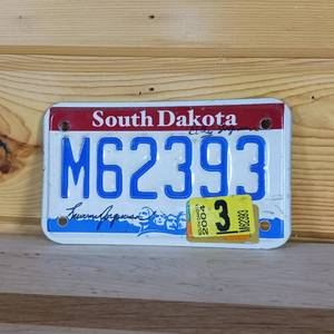 lot 47 image: 2004 South Dakota plate with 2 signature autographs