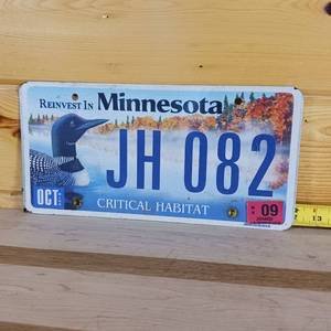 lot 94 image: 2009 Minnesota critical habitat plate, not embossed with loon