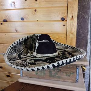 lot 233 image: Giant Vintage Sombrero � 23 inches wide Brim Pigalle 5X � Nicely Made