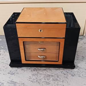 lot 90 image: Professional Style from Tampa Bay � Large capacity Cigar Humidor � finely crafted � hard wood � lacquered � humidification device - hydrometer