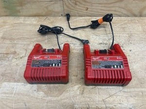 lot 29 image: Milwaukee Lot of 2- M18 Chargers 48-59-1801