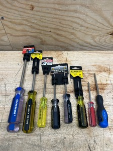lot 35 image: Assorted Screwdrivers (lot of 8)