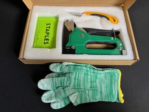 lot 26 image: Staples Hand Staple Gun Kit - Green-bodied with Gloves