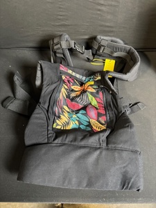 lot 106 image: Ergobaby Tropics Leaf Print Baby Carrier - Black