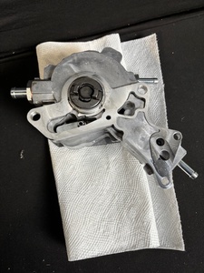 lot 131 image: Power Steering Pump with Bracket - Used